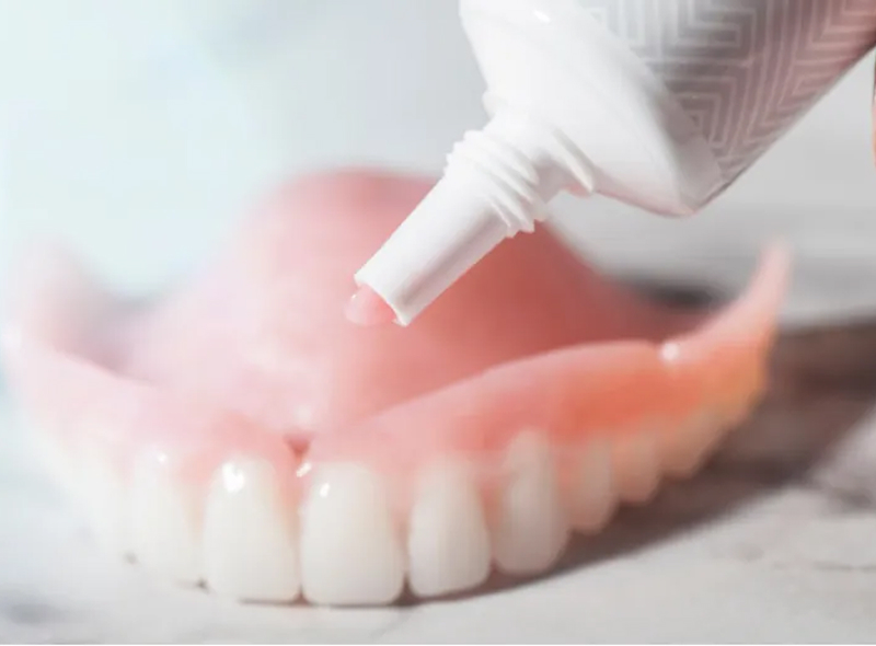 義歯安定剤の扱い|池袋の歯医者・歯科「Lily Smile Dental Clinic」